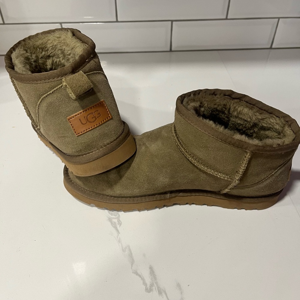 Size 11 Ugg short boots